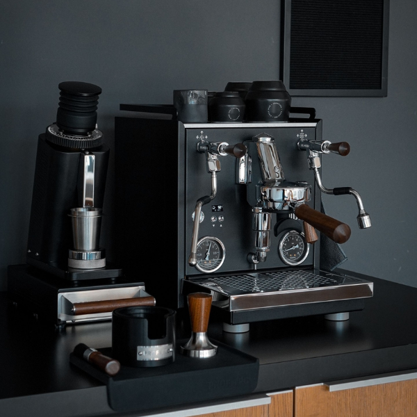 Profitec-Ride-Black-Edition-Espresso-Machine-Lifestyle_600x600_0709b2e1-c318-4b60-9cd3-f81ad2b01aca.png