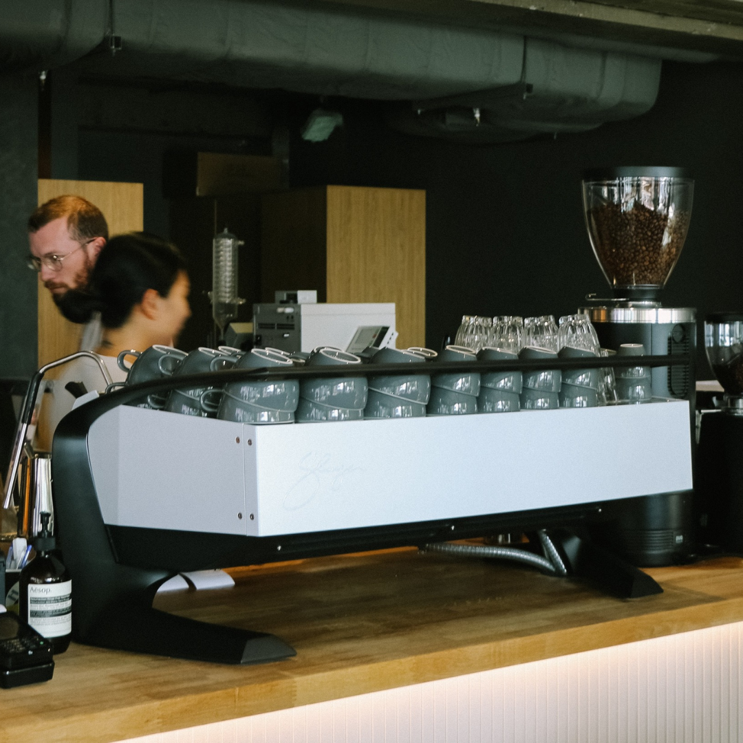 slayer-steam-lp-cafe-coffee-machine_lifestyle_1080x1080_3_98f487f9-e848-4de3-ac77-7350e06094a1.png
